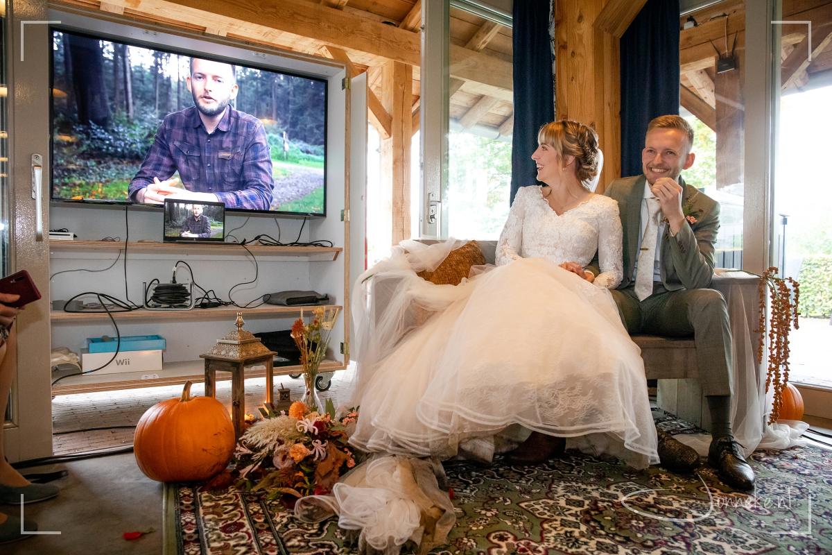 Ronald heeft een superverrassing voor zijn 'bijna-vrouw'. Een filmpje van hem voor Marleen. Prachtig gedaan, liefdevol gesproken. Poeh, dat waren al een paar tranen bij deze en gene...