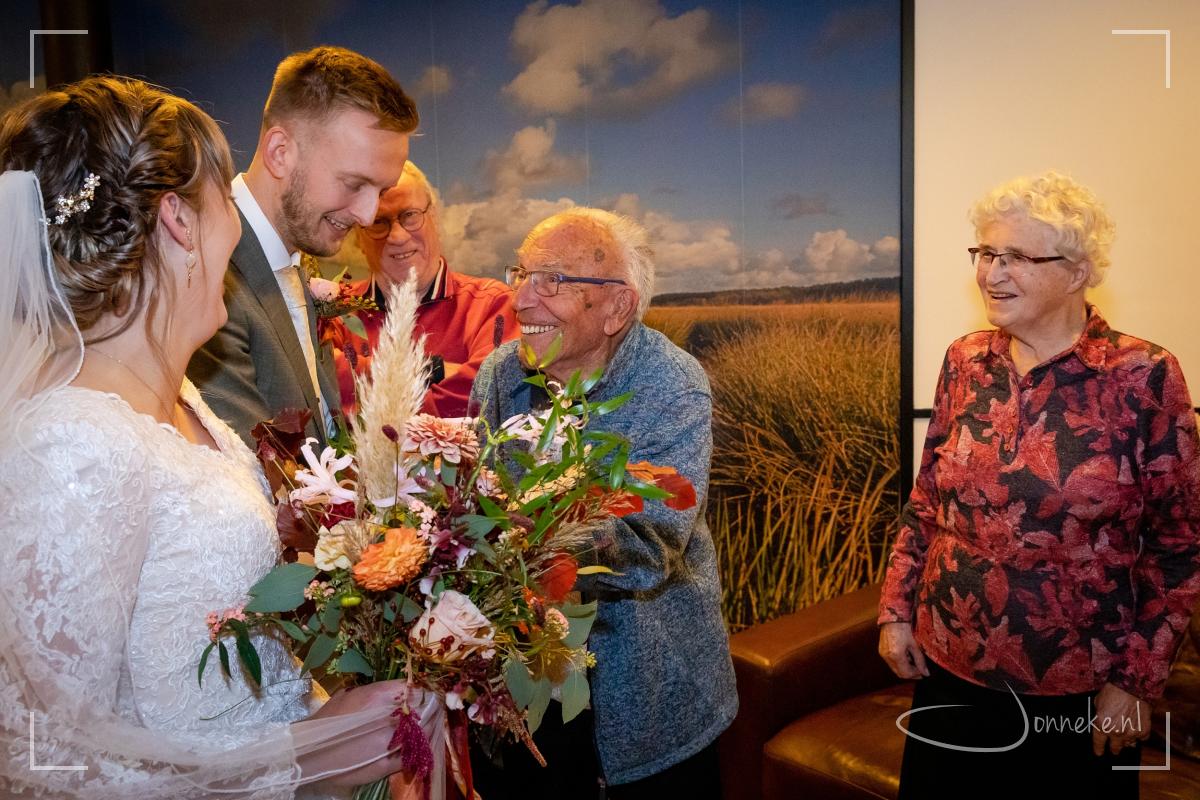 Marleen werkt ook op de Eekhoeve, en we ontmoeten daarom de mensen ook. Er wordt gezongen, geklapt, gedanst, bewonderd.