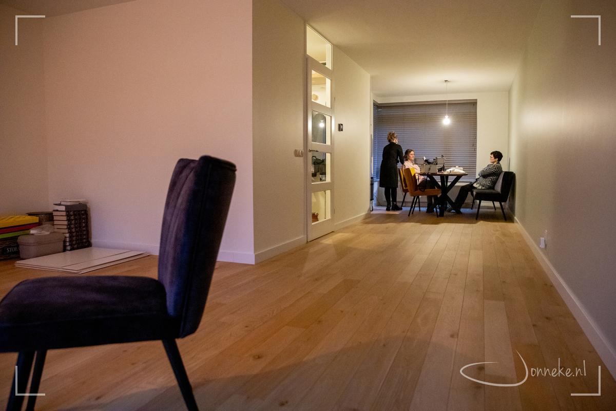 Het huis van Heinita is zo goed als leeg. En heel rustig maakt kapster Chantal iets moois.