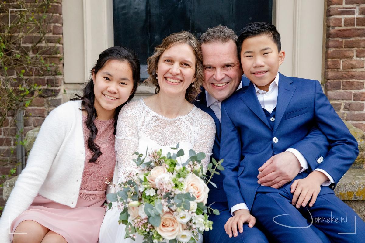 Heino's vrouw is in de zomer van 2020 na een plotseling en heel kort ziekbed overleden. Dat is pijn die vandaag meegedragen wordt, door heel veel mensen. Mooi dat Petra's familie er ook bij was deze dag! En ook weer zo mooi om te zien hoe dit bruidspaar weer bij elkaar past, en ze met z'n vieren een nieuwe stap mogen zetten.