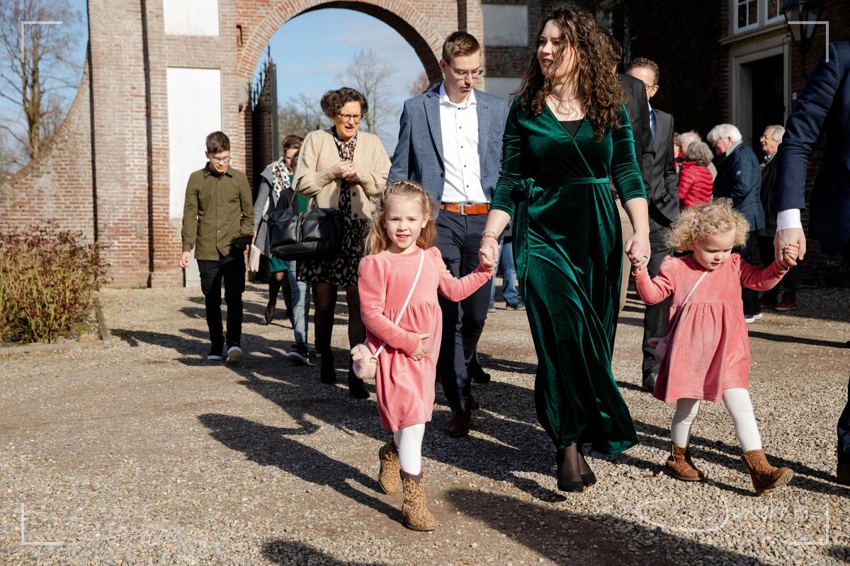 De daggasten lopen over het landgoed naar 'achteren' waar de ceremonie zal plaatsvinden.
