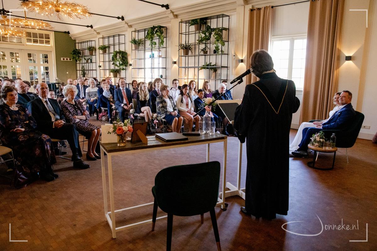 Een volle zaal, drie families die getuigen zijn van dit huwelijk. Die meevoelen, meeleven en meevieren.