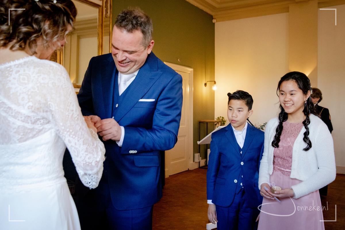Als papa de ring niet goed om krijgt, is dat natuurlijk best grappig ;-)