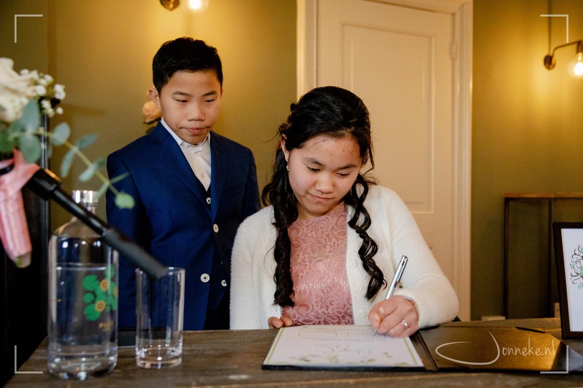 Noa en Micha mogen beiden ook hun handtekening zetten.