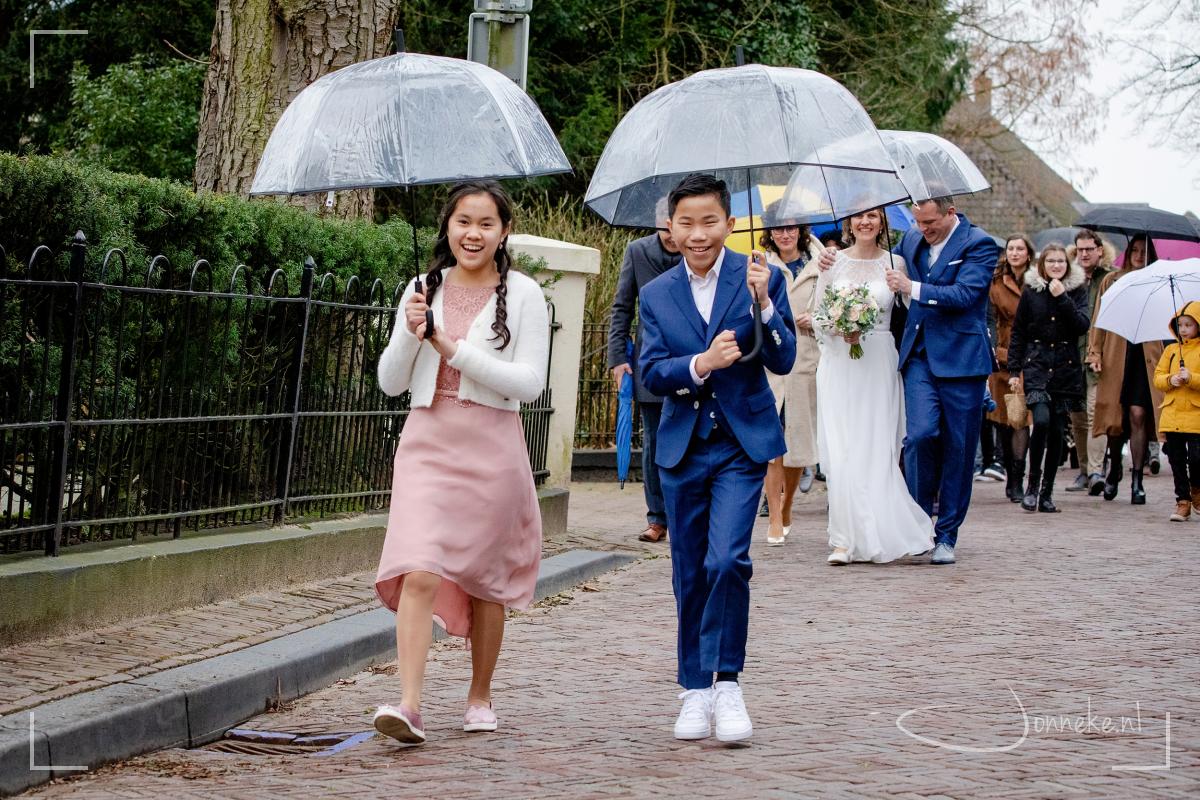 We lopen naar de kerk, en ja, nu zijn de paraplu's nodig!