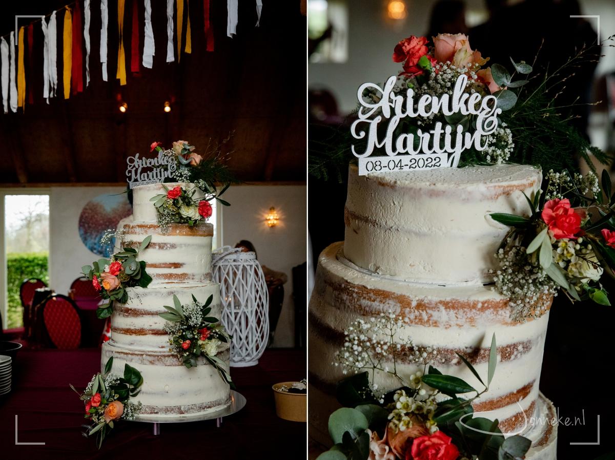Met een prachtige naked-wedding-cake: waar in elk geval maar liefst 7 liter slagroom, 100 eieren, 3 kilo suiker, 3 kilo bloem in verwerkt zit!