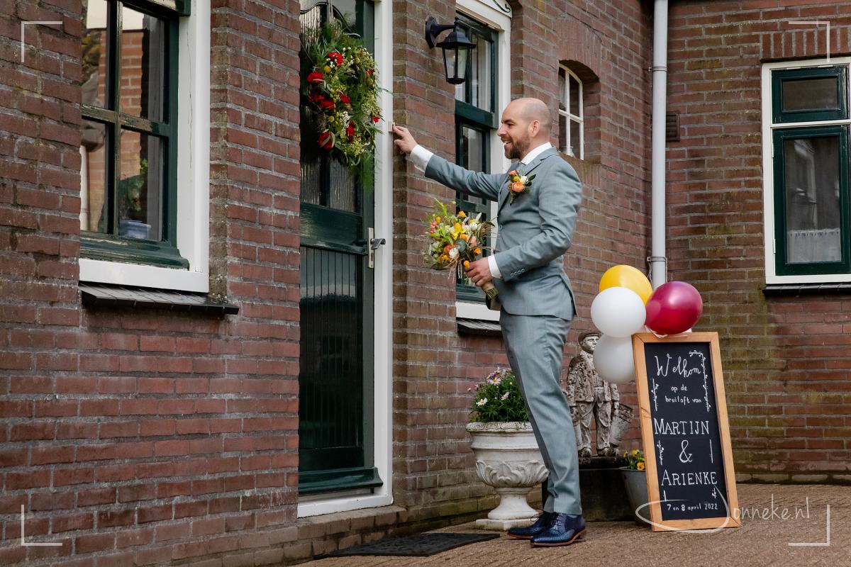 Dus haalde Martijn zijn bruid op om vervolgens een paar machtige foto's bij de dijk te maken.