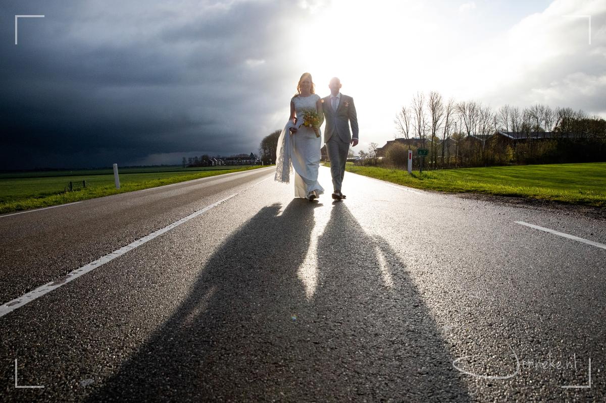 Arienke en Martijn, zo lopen jullie samen verder. Balancerend tussen licht en donker, hier zo letterlijk uitgebeeld. Weet dat het donker er is, maar wandel in het Licht! Jullie zijn een mooi stel, ga genieten van al die kleine dingen en verwezenlijken van grote reizen ;-)
