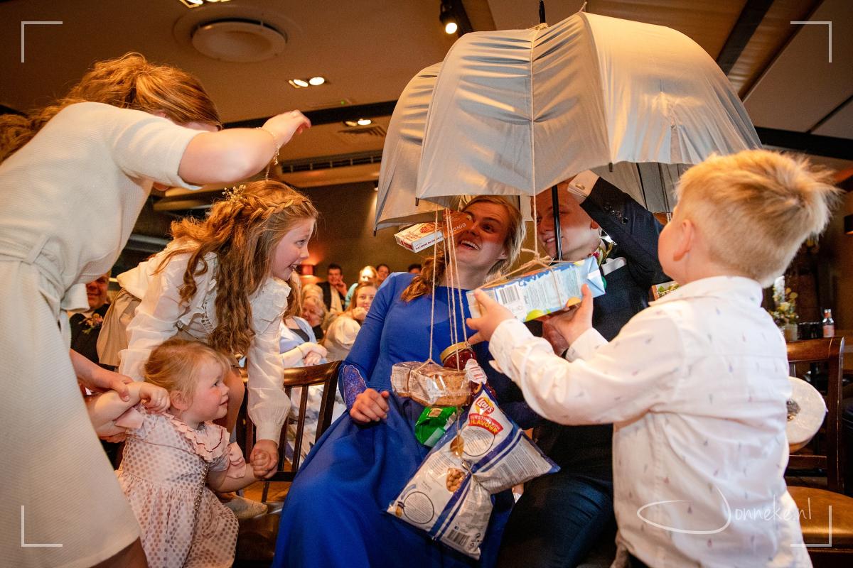 Een paraplu die TOP-zwaar gemaakt werd: een lied gezongen en steeds werd er iets aan de paraplu gehangen.