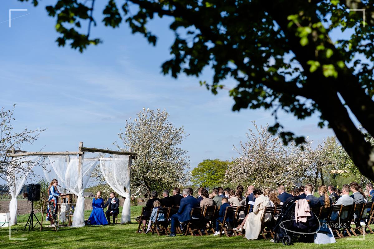 En daarna is gelijk de ceremonie: de zus van de bruid deed het superleuk en zo persoonlijk met veel grapjes! (en de ambtenaar deed alleen het officiele gedeelte)