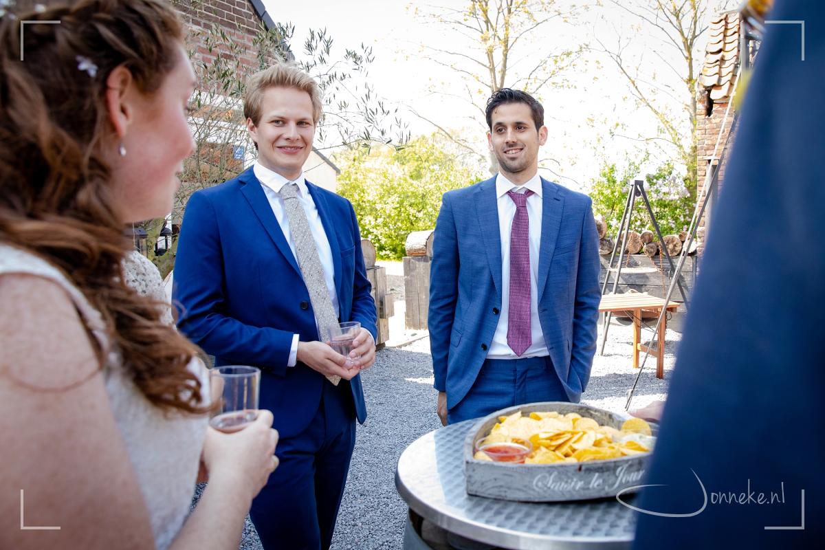 Na een toast, lekkere taart (en nee, die wilden ze dus NIET aansnijden ;-)), wat chippies gingen we op weg naar de kerk in Delft.