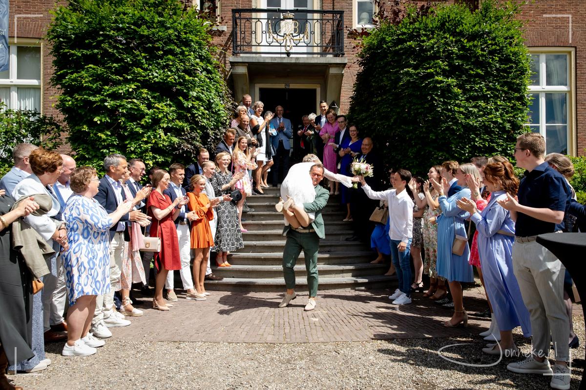 'Ze is van mij! Kijk!' denkt Henk.  (en dat boeketje snel weggeven, heerlijk moment!)