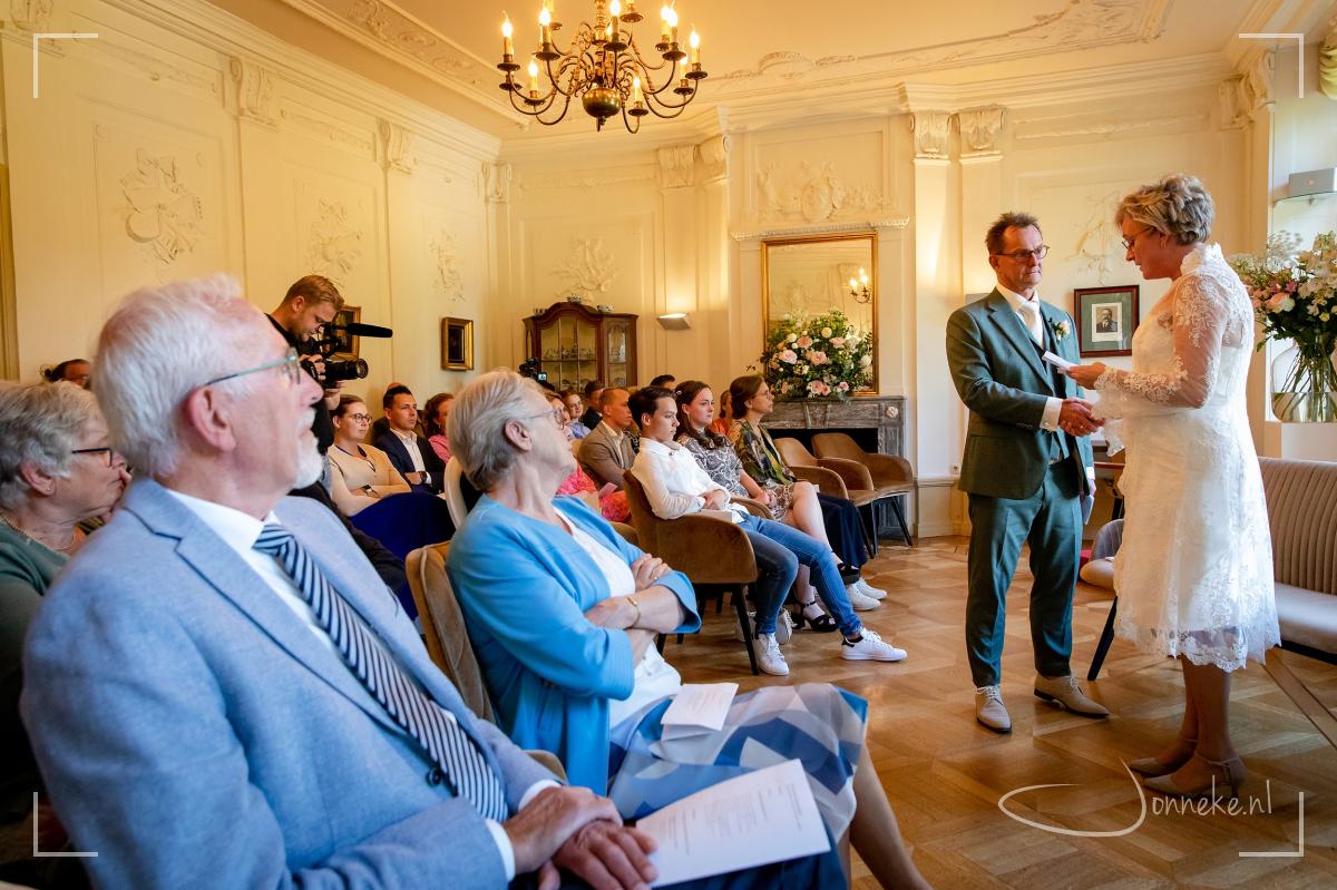 En de trouwbeloften? Die deden Corina en Henk ook in eigen woorden... ik denk dat dit een van de mooiste dingen is die je aan elkaar kunt geven op zo'n dag. Dus aanstaande bruidsparen, doen!