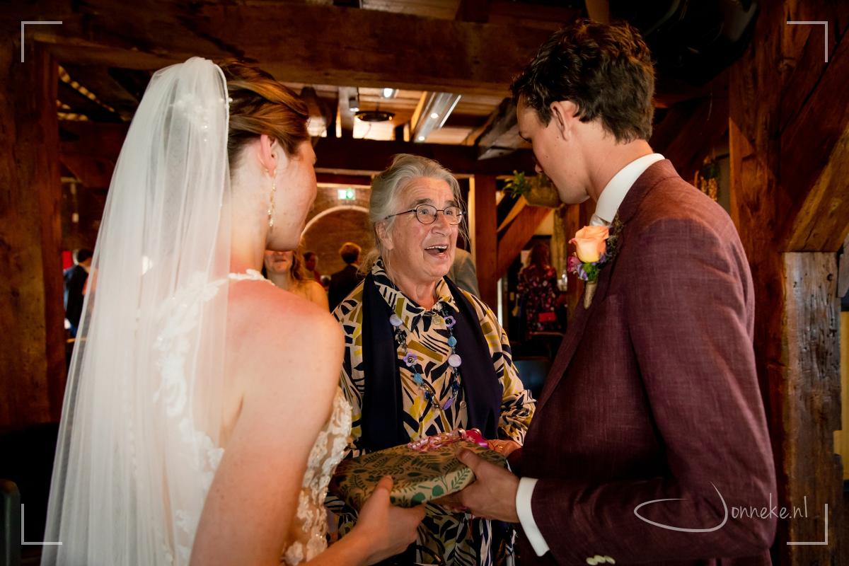 Marjella's schouders voelen dat de zon schijnt, dus felicitaties en cadeaus nemen ze binnen in ontvangst. Ook maken we nog groepsfoto's, maar vanwege een overvloed aan foto's laat ik dat op de blog achterwege.