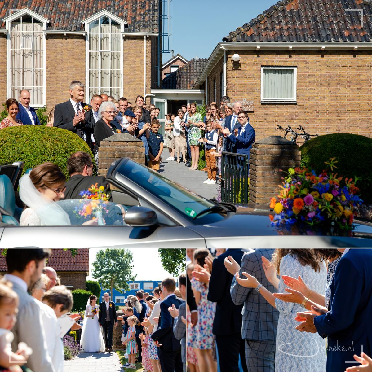 Bij de Herberg in Grafhorst wordt het bruidspaar hartelijk ontvangen.