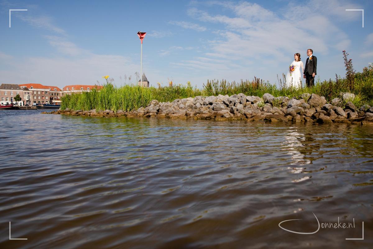 Bij het water...  (behalve m'n voeten en kuiten bleef de rest droog bij het maken van deze foto)