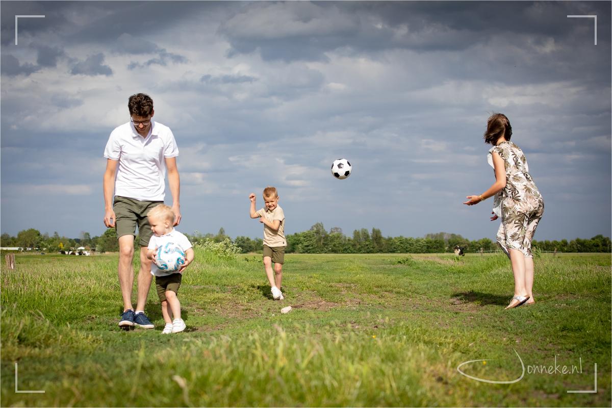 Zeker met die kleintjes: ook lekker even voetballen, stoeien, gek doen.