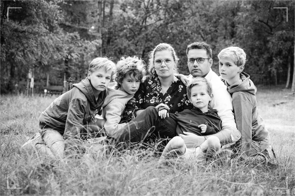 Niet lachen. Niet lachen. Niet lachen. En dan de vraag stellen: wie kan de hardste scheten laten? Dan is het gieren brullen lachen!