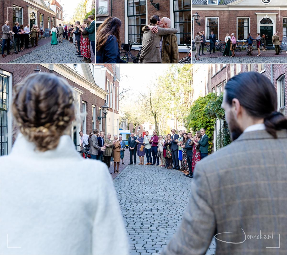 Een groot deel van de dag vindt plaats in de Lokhorstkerk. En bijzonder gebouw, want aan de straatkant zie je een mooi statig huis, maar op het eerste gezicht zie je niet dat daarachter een hele grote kerk is. Door de tijden heen vaak als 'schuilkerk' gebruikt.