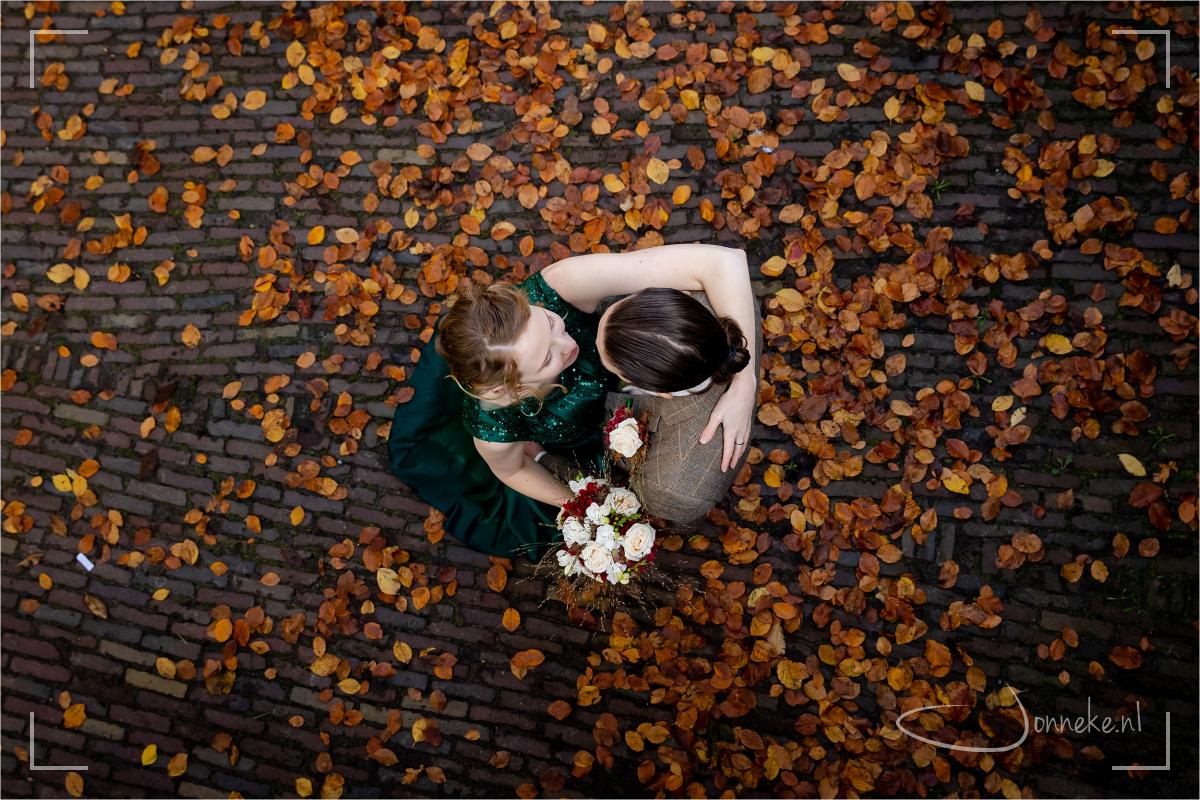 Het was een dag met een goude rand. Beste Esther en Willem, dankjwel dat ik jullie fijne dag in beeld mocht vangen. En ik zei het al eerder: veel foto's. Veel mooie foto's. Dat wordt nog hard werken en kiezen ;-)