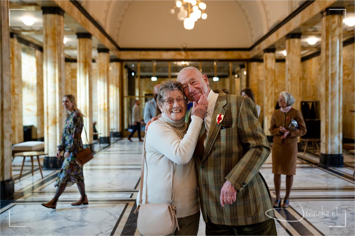 Een moeder-zoon moment in de prachtige hal van het stadhuis.