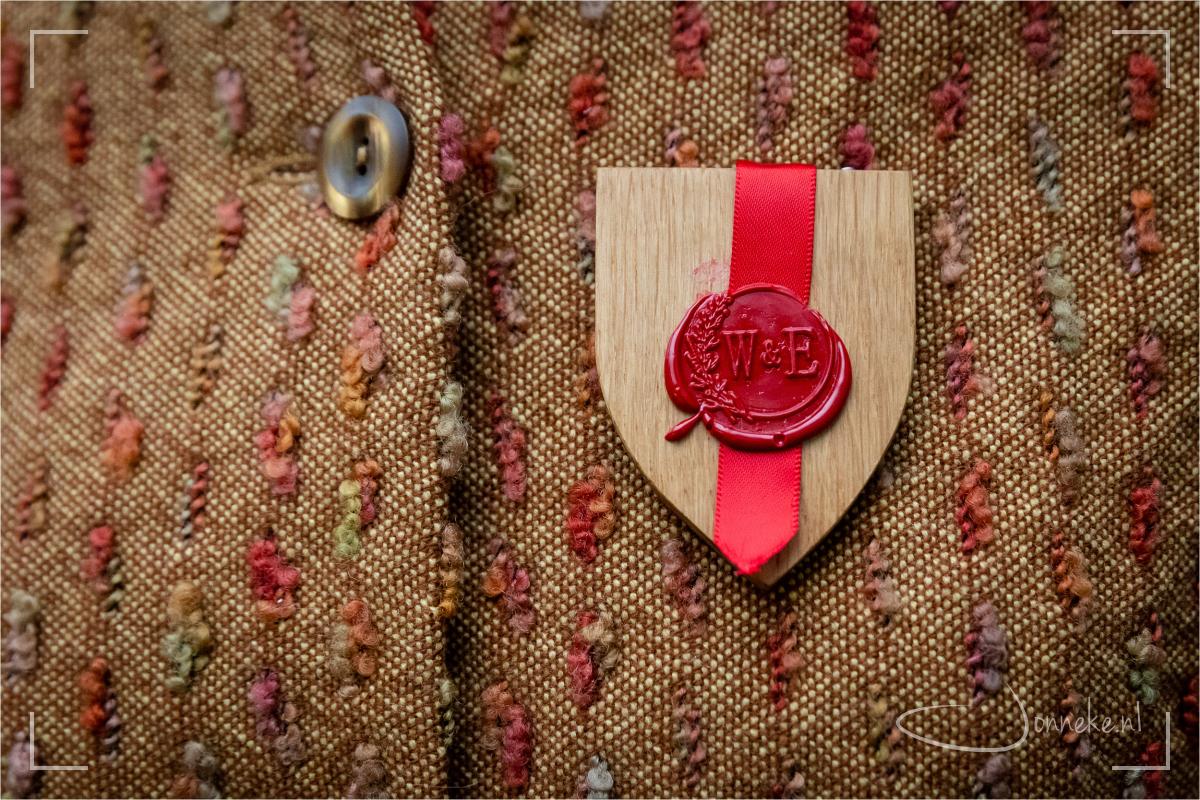 Corsages door de bruidegom zelf gemaakt.