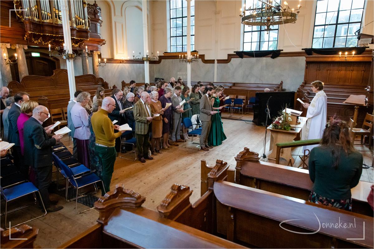 Einde van de middag gaan we een ruimte verder: naar die kerk. Toen ik daar zat, bedacht ik me even hoe het in deze kerk geweest moet zijn. Waar vrouwen in het midden zaten en de mannen eromheen voor de veiligheid. (zegt Wikipedia). Waar God gezocht, aanbeden en gedankt is. En ook vandaag klinkt het, en voelen we het: God is er.
