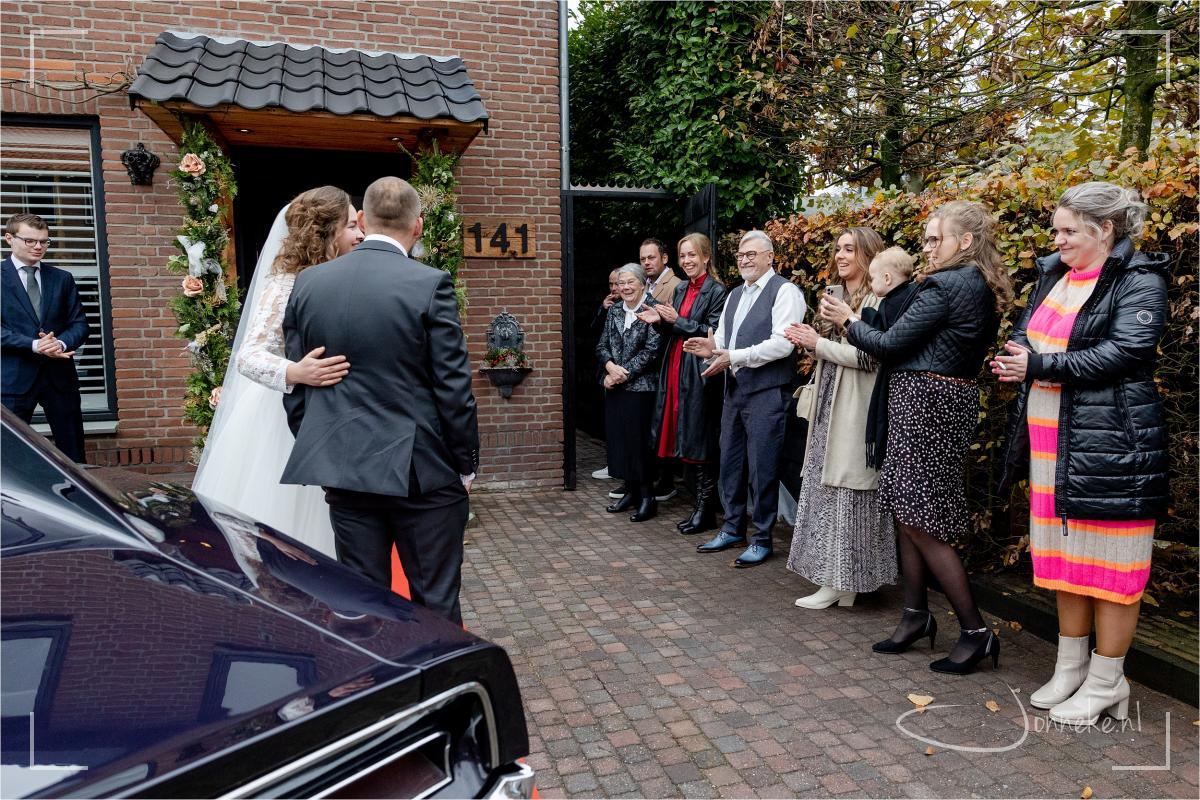 Terug bij de familie: en dat applaus verdient het bruidspaar zeker!