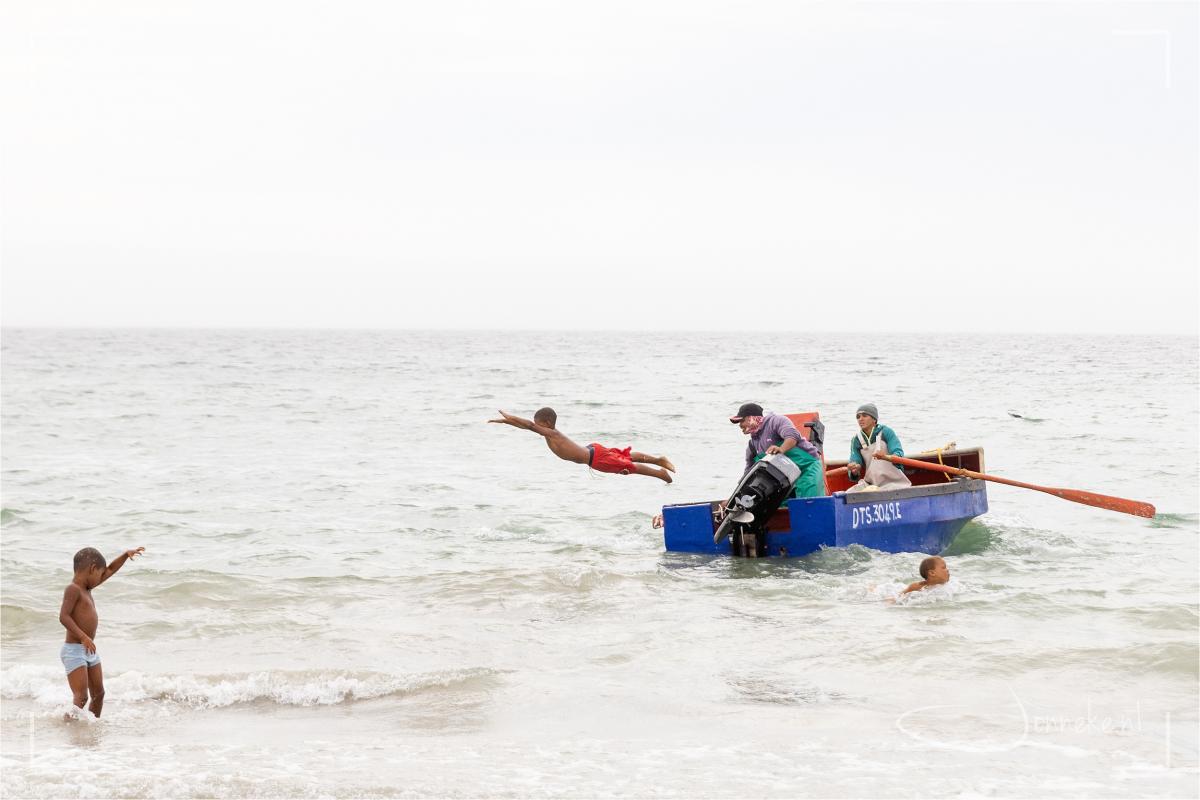 Als de bootjes vanaf het strand te water gelaten worden, springen deze kereltjes snel aan boord om er even later weer af te duiken. En dat doen ze bij bijna elk bootje ;-)