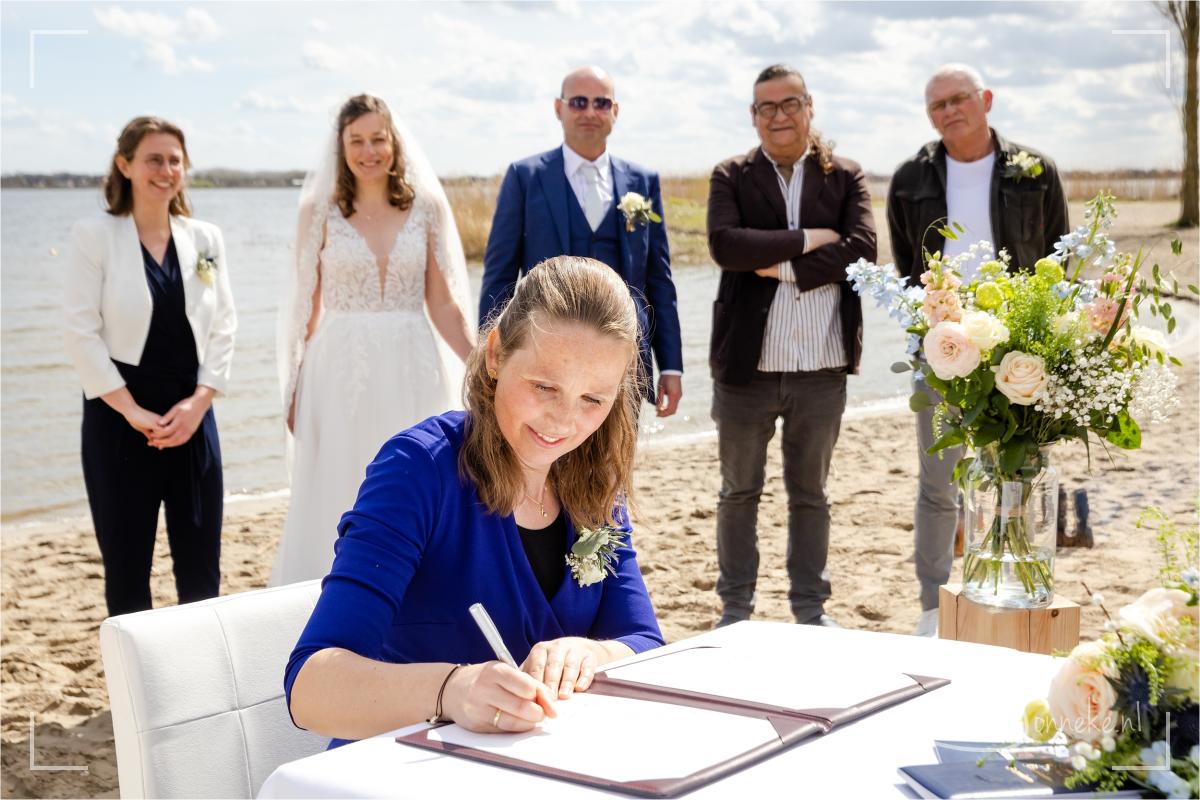 Het (enige) moment dat de zon écht scheen, was tijdens het tekenen van de akte.