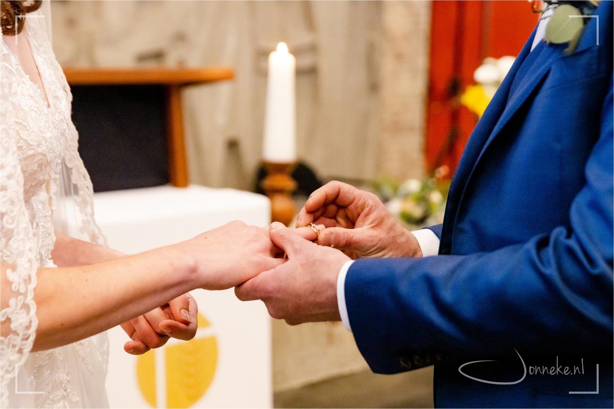 Een teken omdoen.