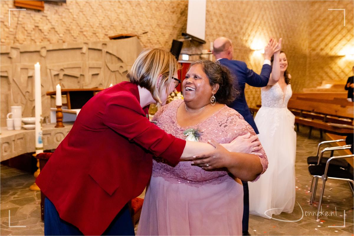 En dan gebeurt er iets verrassends: dansen van geluk en dankbaarheid ín de kerk, kan dat wel? In de Bijbel werd ook vaak gedanst, David bijvoorbeelde die danste voor de ark. En zo was er in deze kerkdienst ruimte om op een prachtig nummer van Trinity te dansen. Je hoefde niets, je mocht alles ;-)