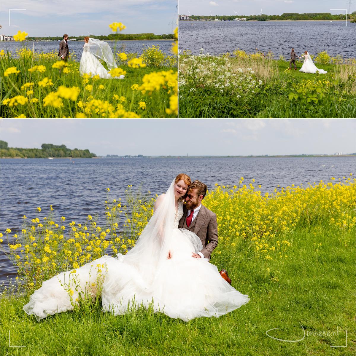 Superleuk om -voor mij op bekend terrein- een bruidspaar te mogen fotograferen. Hier lopen we vaak met de honden, in de haven ligt onze eigen aak en Spakenburg voelt soms aan als onze 'tweede woonplaats'.