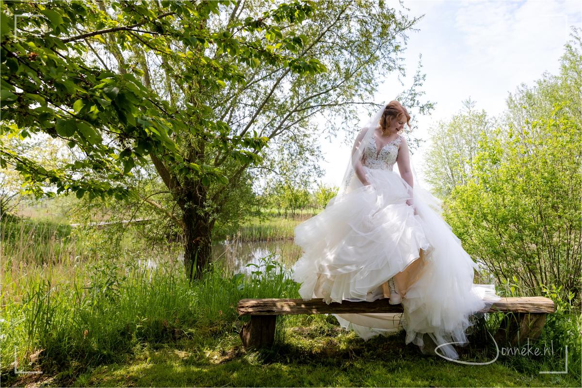 Check die witte Dr. Martens. 'Ik heb áltijd Dr. Martens aan, dus op m'n trouwdag ook', aldus Simone