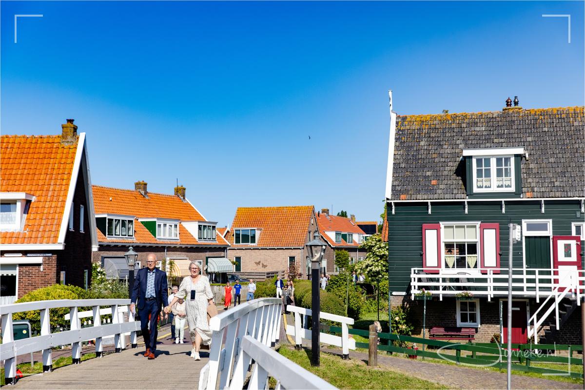 Het prachtige weer, de mooie omgeving... ook de wandeling terug naar het restaurant is weer fijn. Wat is Marken toch ongelofelijk hollands glorie.