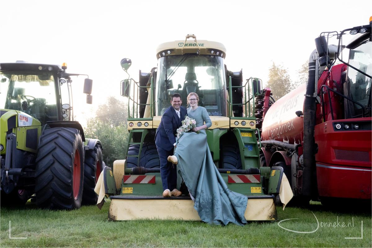 De buurman van Jantine had een heel arsenaal aan machines en voertuigen in het weiland gezet, op deze foto zijn de klompen van het bruidspaar goed te zien. Mooi om op deze manier afscheid te nemen van Langbroek!