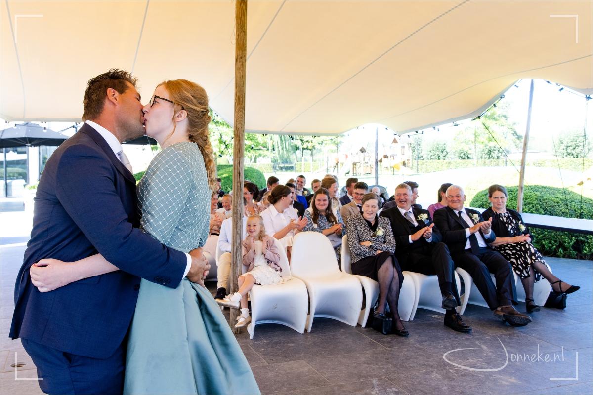 En een kus. Nu dus echt mevrouw en meneer Tijssen!