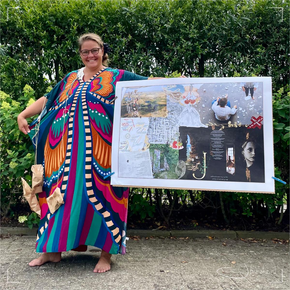 In deze vlinderjurk heb ik mijn eindpresentatie bij Achsa gedaan (referend aan een droom over vliegen). Op de poster staan alle inzichten die een plek hebben gekregen in de afgelopen tijd.