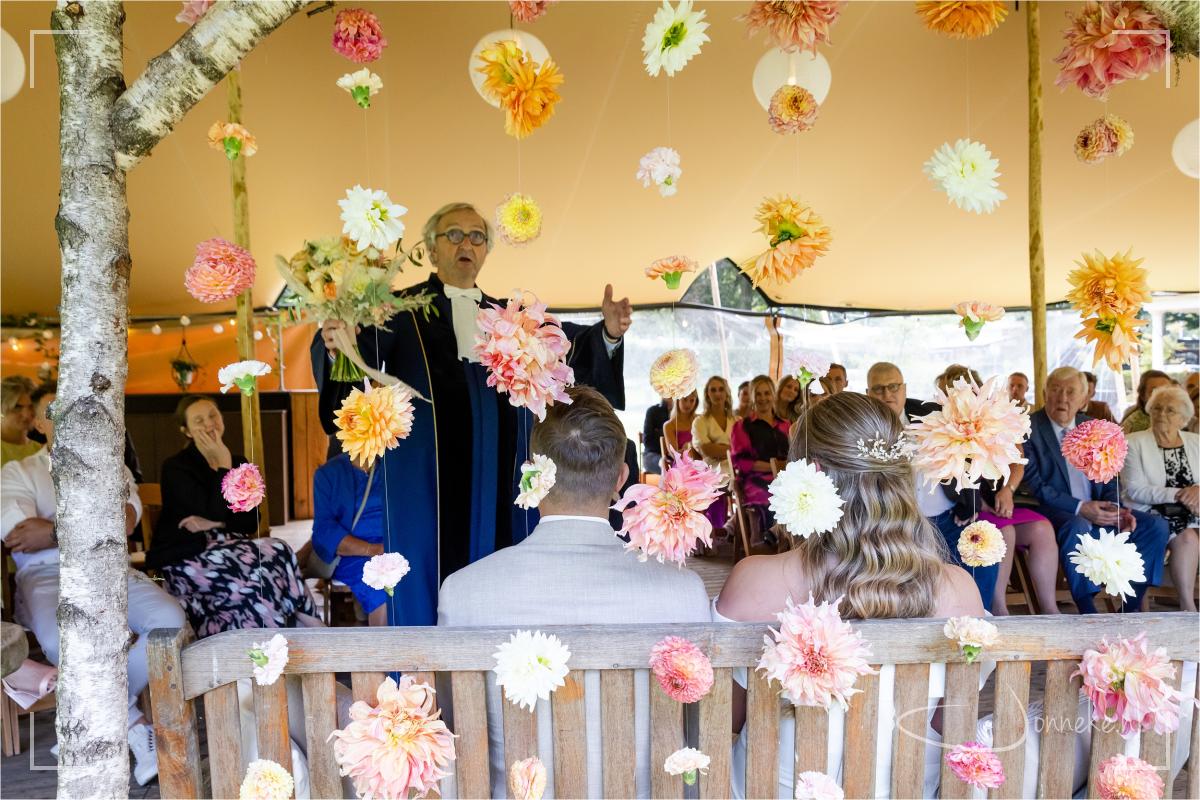 Wat een geweldige back-drop met verse bloemen!