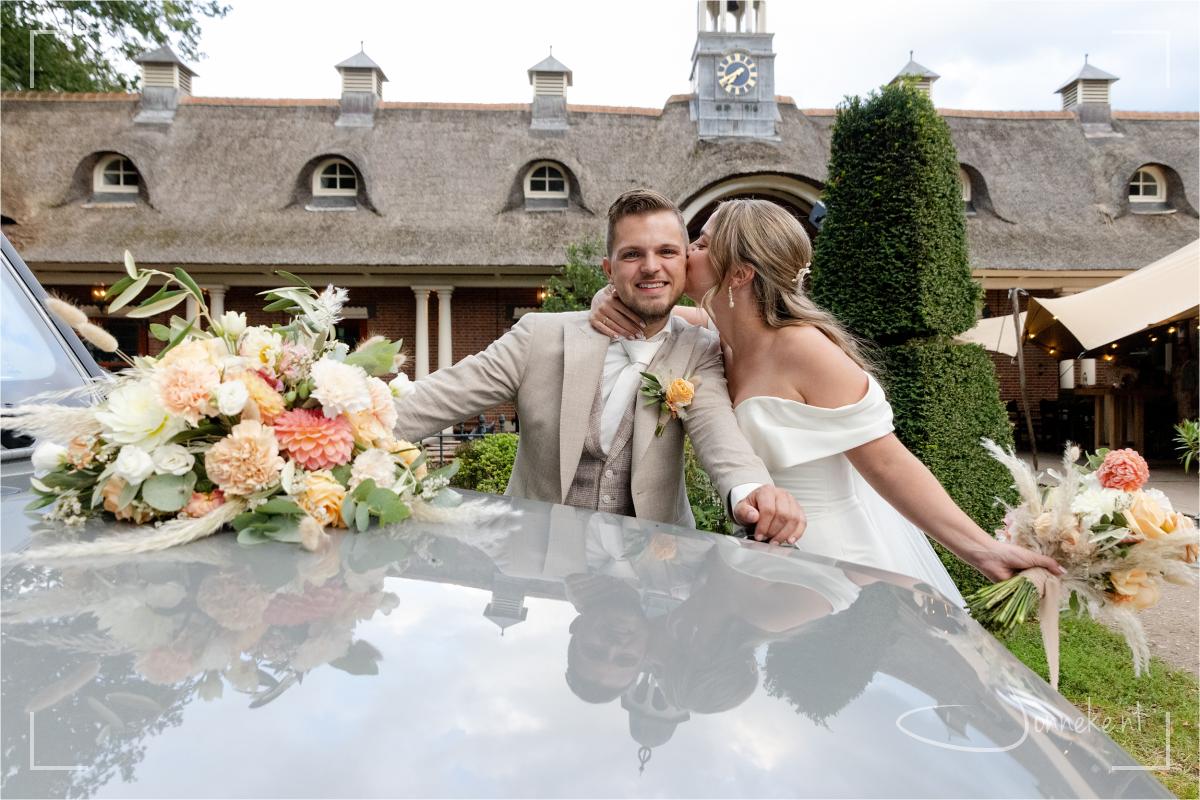 Weet zeker dat hier nog een mooi feest gevierd is 's avonds. Anke en Niels: jullie zijn twee toppers. Dankjewel dat ik jullie dag in beelden mocht vangen en met een tikje jaloezie zeg ik: ga ONWIJS genieten van jullie huwelijksreis naar Zuid-Afrika!