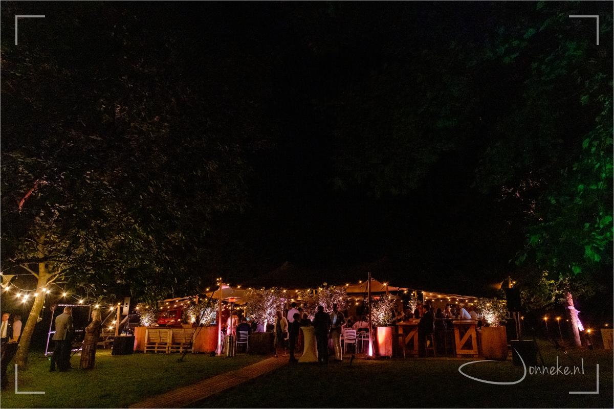 En als de avond valt, komen er nog meer gasten en wordt het nog gezelliger.