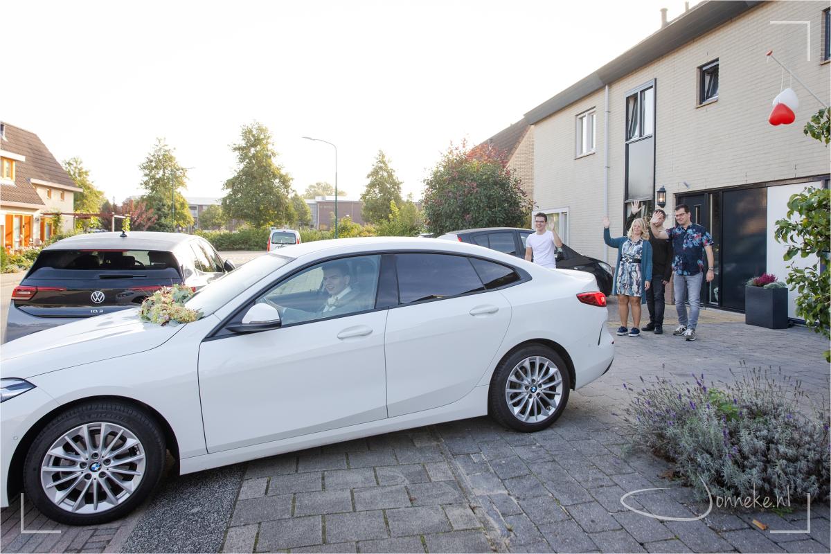 100 meter verderop wordt de bruidegom uitgezwaaid...