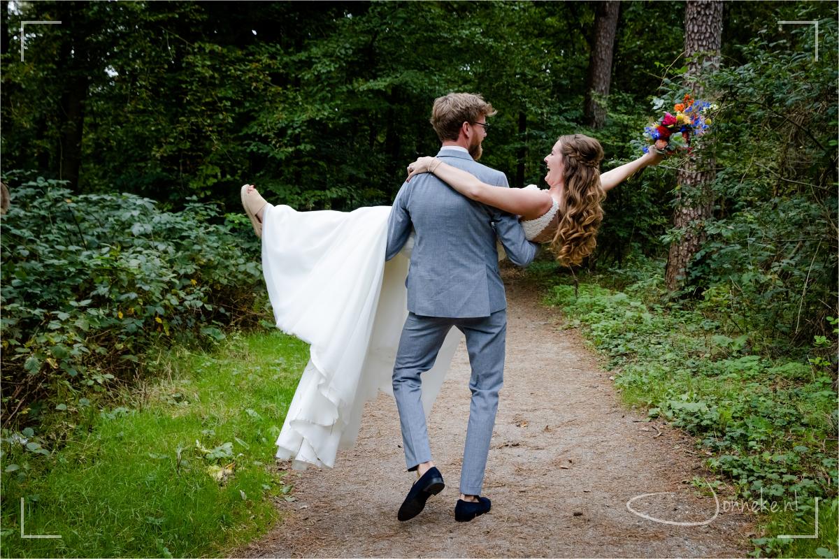 Helemaal happy om hun liefde gewoon nog een keer te vieren met zo'n mooie dag!