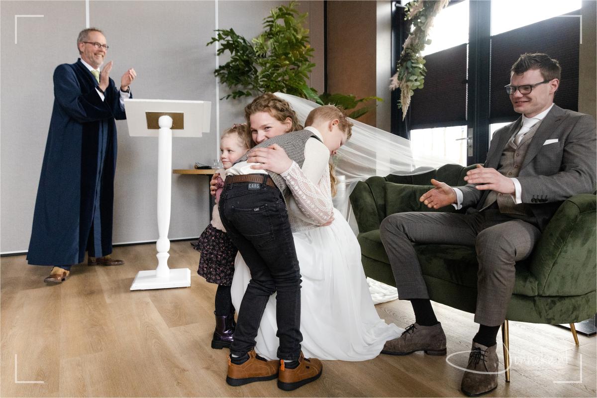 Thijs en Marith komen even knuffelen met Manon: allemaal een beetje zenuwachtig en wat helpt er beter tegen spanning dan een heerlijke knuffel?