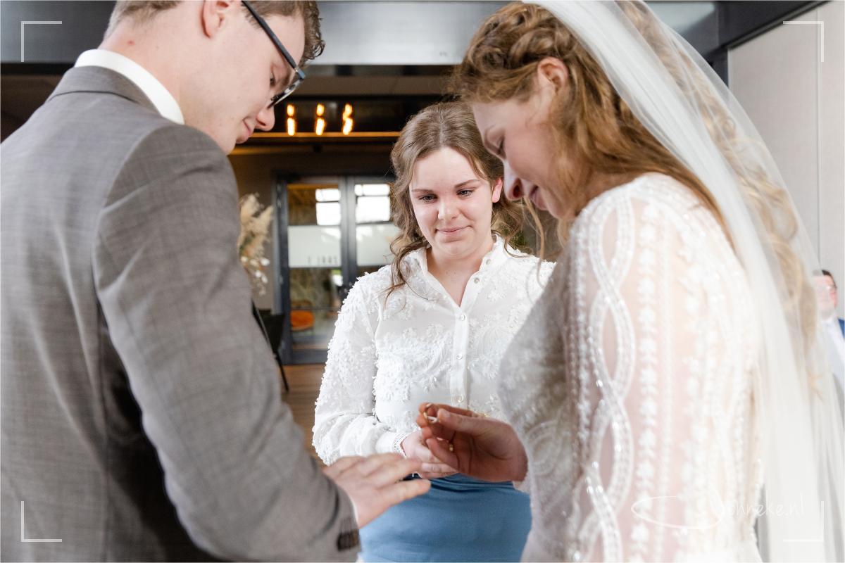 Zus van Stefan geeft de ringen.