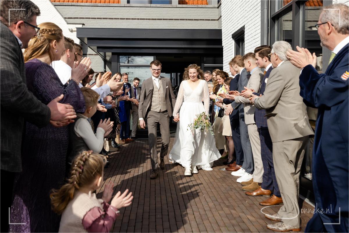 Hieperdepiep hoera voor het kersverse bruidspaar!