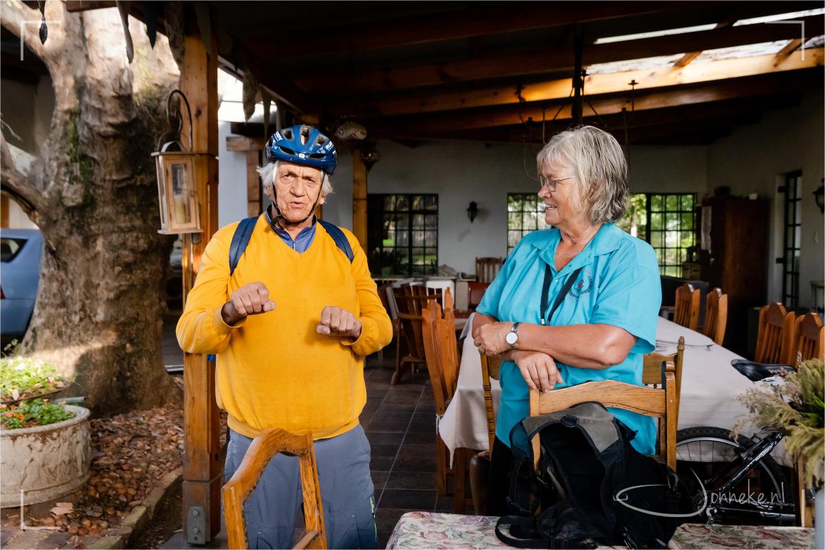 Tannie Vanda is heel sportief: wandelen, golfen, mountainbiken...