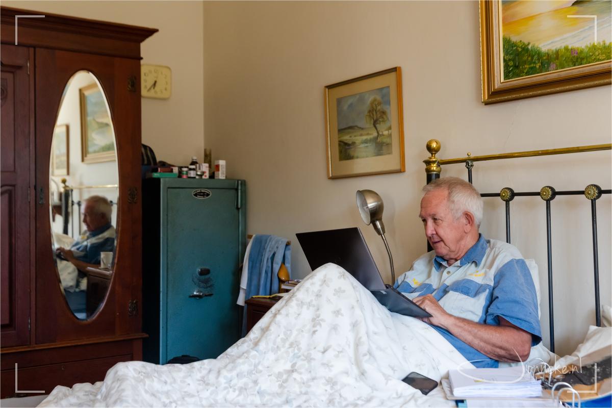 Oom Neels werkt hard en veel: ook al is ie 73: met pensioen gaan is 'een dingetje'. Uren per dag werkt hij zo, vanuit z'n bed.