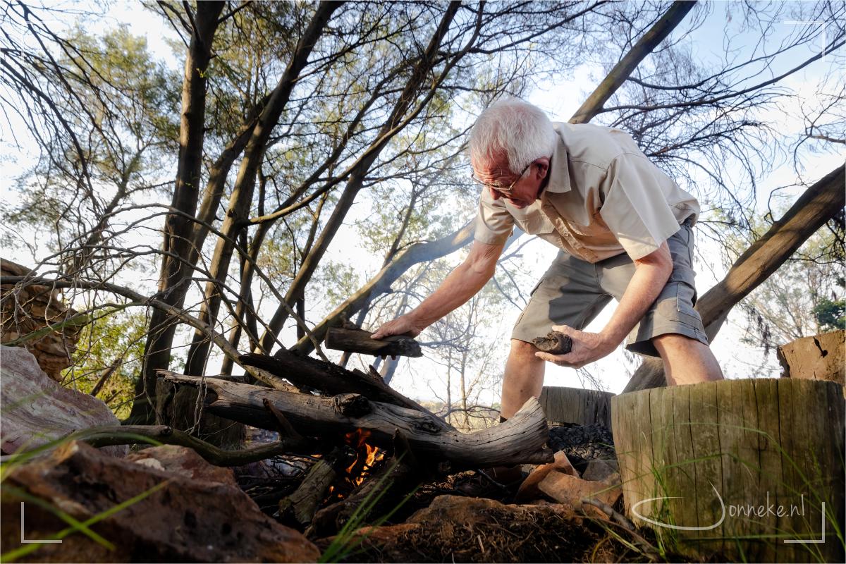 Hoeveel vuurtjes heb ik al met hen mogen maken? Hoeveel keer 'gekuier en gebraai?' Dit is ook een van de dingen die de kinderen en de kleinkinderen zullen onthouden: fikkie stoken met opa in het bos!