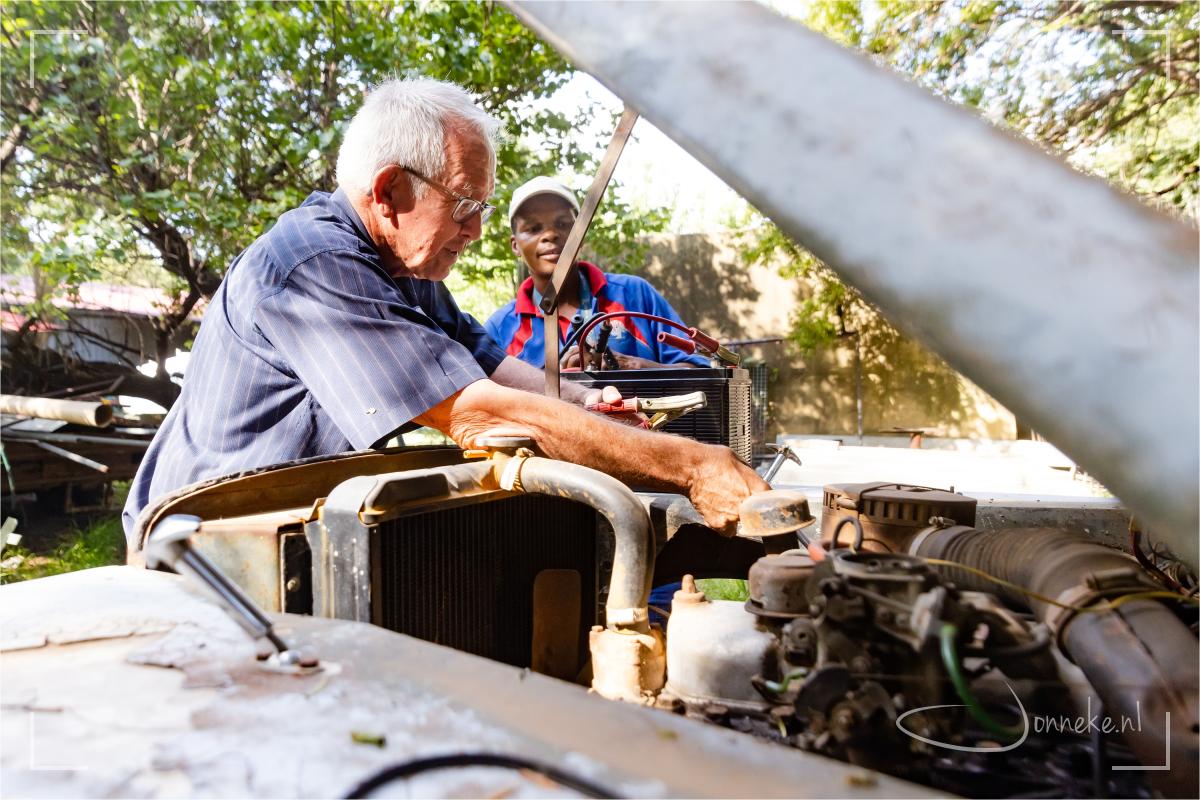Kan Landrover ook een virus zijn wat nooit over gaat? Dan heeft oom Neels dat ;-) Er staan er namelijk een stuk of 10-12 op het erf en heeft met elke landrover nog plannen voor reparatie.